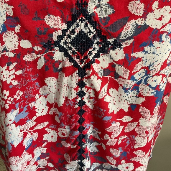 20. Lucky Brand Red and White Graphic Cap Sleeve Blouse Size Medium - Picture 3 of 9
